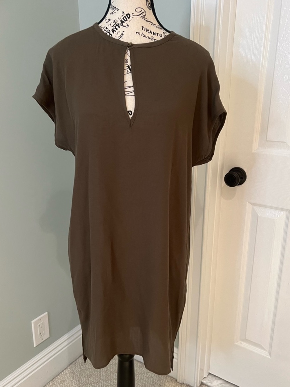 Zara  Short Sleeve Shift Dress W/ keyhole neckline | Size S | Olive | Like New